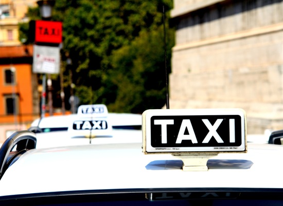 Из-за низких тарифов волгоградские таксисты вышли на акцию протеста